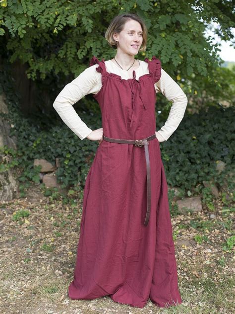 Maybe you would like to learn more about one of these? Robe médiévale sans manche à volant en rouge foncé | La ...