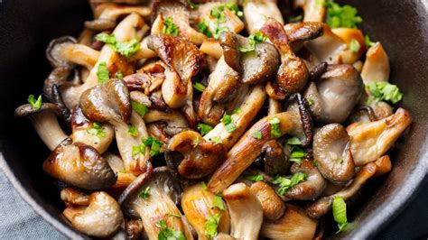 Esta receta de patatas con setas es muy sencilla, se puede preparar con setas frescas en temporada o setas congeladas o en conserva. Receta de Setas al horno con patatas fáciles de preparar