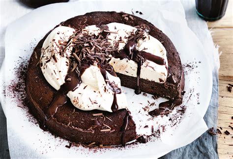Kuchen is a traditional german pastry that roughly translates to cake. typically, kuchen is made with a sweet dough and contains a fruit or custard filling. Rotwein-Schokolade-Kuchen mit Crème fraîche | Frisch Gekocht