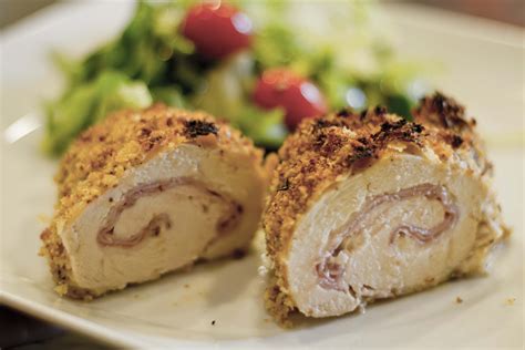 Las pechugas de pollo son una carne blanca de las más valoradas del pollo, sin embargo suele ser algo más seca que el muslo o el contramuslo. Receta de Pechugas de Pollo Cordon Bleu