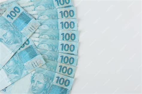 Dinheiro Brasileiro Notas De 100 Reais Copie O Espaço Foto Premium