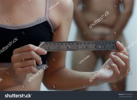 Women Use Ruler Measure Size Penis库存照片 Shutterstock
