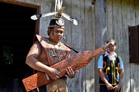 Sape Gitar Tradisional Khas Suku Dayak Kayaan