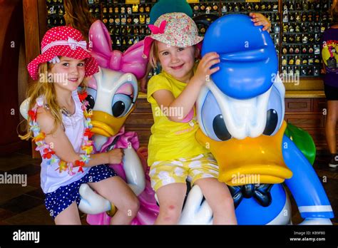 Donald Duck Daisy Duck Hi Res Stock Photography And Images Alamy