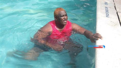 Mr darmanin was a local councillor in northern france at the time. Le lutteur Boy Nar apprend à nager dans une piscine