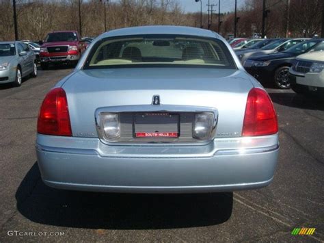 2009 Light Ice Blue Metallic Lincoln Town Car Signature Limited