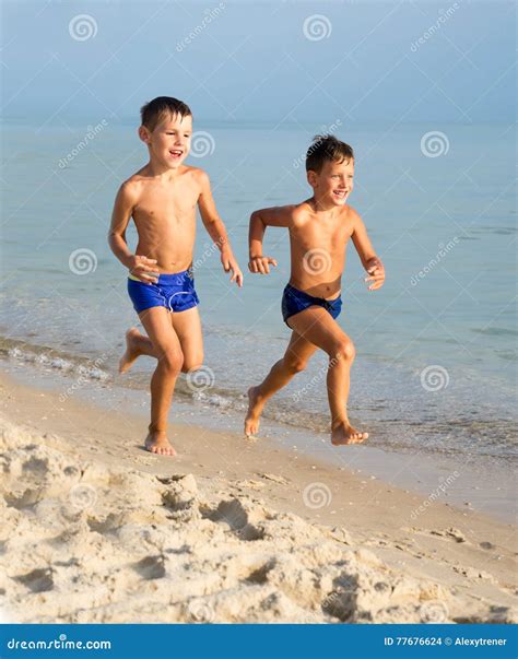 Deux Jeunes Gar Ons Ayant L Amusement Sur La Plage Photo Stock Image