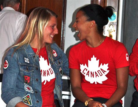 Les Canadiens Célèbrent Leur Première Médaille à La Maison Olympique Du Canada Équipe Canada