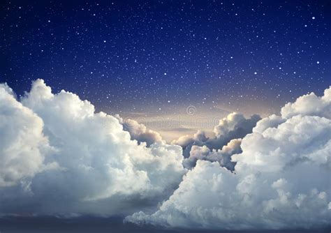 Fondo Estrellado Hermoso Del Cielo Nocturno Con Las Nubes Grandes Foto