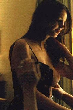 Emily Ratajkowski Flaunts Major Cleavage As She Goes Naked Sexiezpix