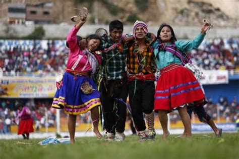 Deslumbrante Carnaval Originario Del Perú Y Patrimonio Cultural De