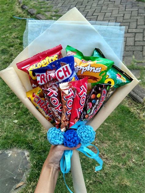 Cara buat coklat bouquet simple. IG @bee_bouquetkraksaan, buket snack wa 082230914387 # ...