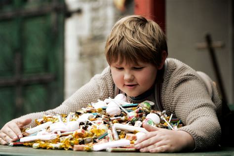 Дитина багато їсть чому постійно хоче їсти любить солодке що робити