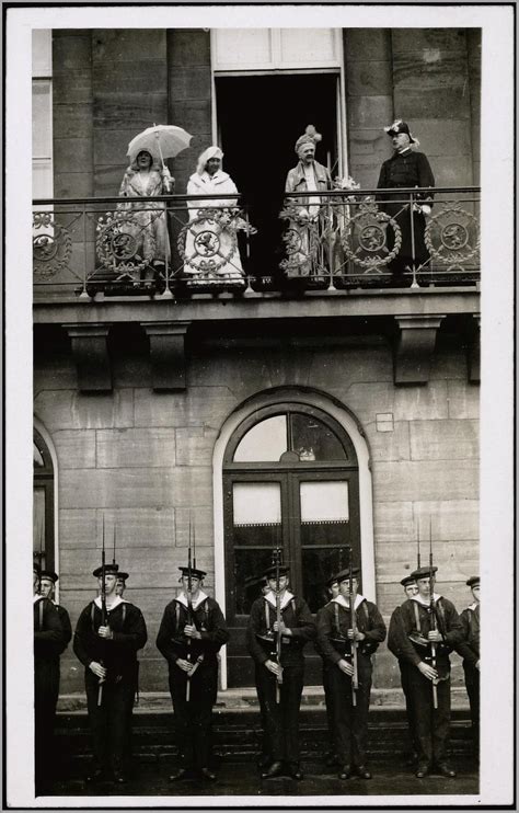 Voor het eerst in de geschiedenis vieren we geen koningsdag maar woningsdag. Zoals gebruikelijk verschijnt de koninklijke familie na ...