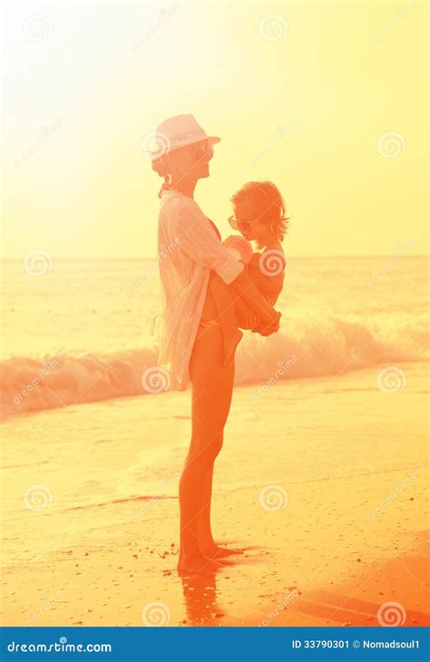 Madre E Hija En La Playa Imagen De Archivo Imagen De Coastline 33790301