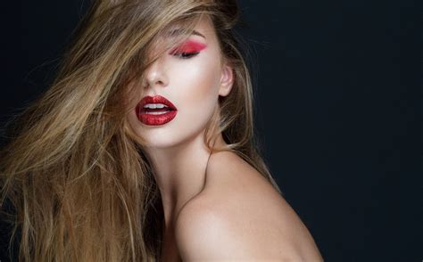 Dark Red Lipstick Blonde Hair Fergie For Wet N Wild ★celebrity