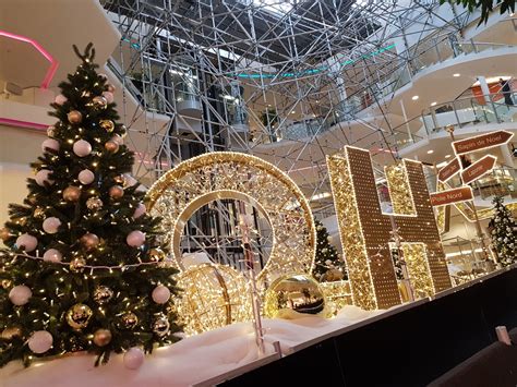Lyon Le Centre Commercial De La Part Dieu Passe En Mode Noël Malgré
