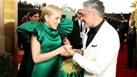 Estamos siguiendo todos los protocolos y pautas de covid delineados por las oficinas gubernamentales, expresó la asociación de prensa extranjera de hollywood en relación a los pocos presentes en la ceremonia. Globo de Ouro 2020: Veja os memes e gifs da premiação - Notícias de cinema - AdoroCinema