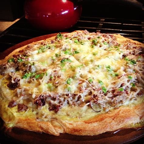 Perfect for guests for a special occasion brunch or for a weekend family breakfast. Breakfast Pizza ~ Use the Pillsbury crescent rolls and lay ...