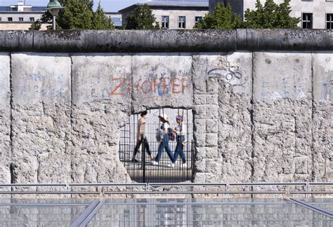 Dazu haben viele bürger der ddr beigetragen, indem. 59 Jahre Mauerbau: "Die Mauer war ein in Beton gegossenes ...