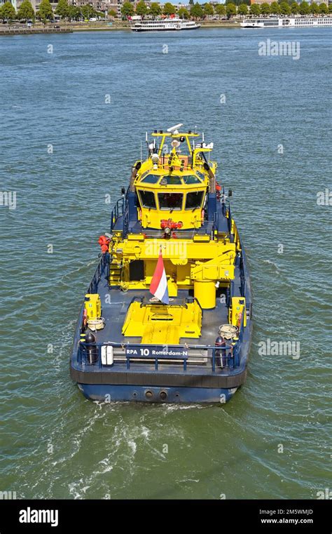 Rotterdam Netherlands August 2022 Tug Boat On The Nieuwe Maas River