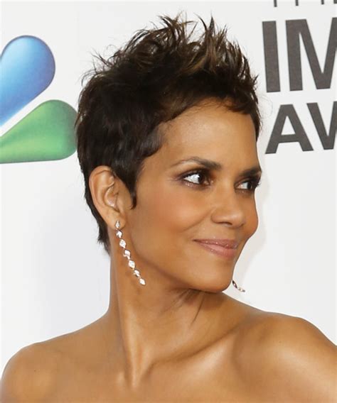 Wolverine held at actress halle berry wore a casual patterned summer dress with her cool sunglasses and pixie hairstyle with short bangs at the nickelodeon's. Halle Berry Short Straight Casual Hairstyle - Dark ...