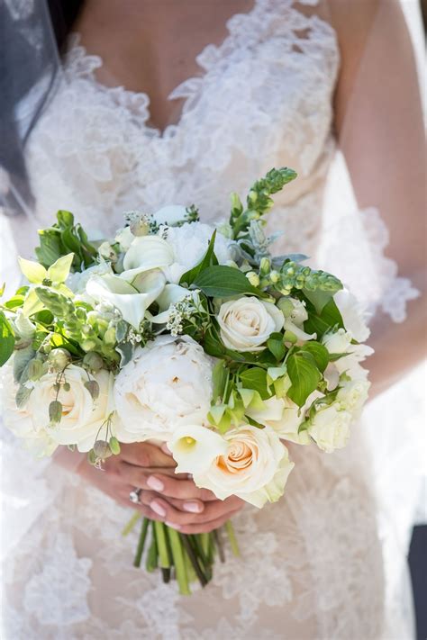 Find the best wedding ideas, dresses, flowers, cakes, invitations, decor and more for your wedding day on the wedding inspiration board at junebug weddings. Bouquets Photos - Rose, Peony & Calla Lily Bouquet ...
