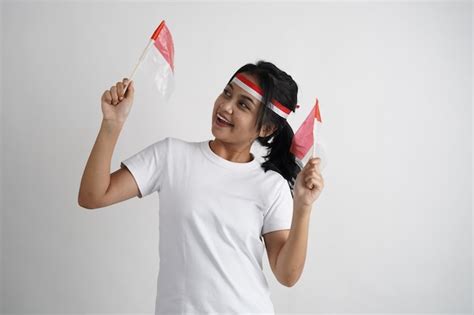 Emocionada Joven Asiática Sosteniendo La Bandera Indonesia En El Día De