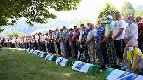The current population of around 7,000 is. Bosnians Mark 25 Years Since Srebrenica Genocide - Foto ...