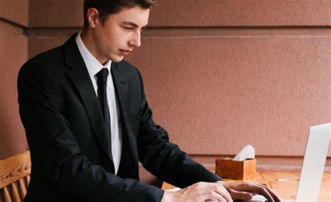 Bank indonesia selaku bank sentral memiliki kewenangan untuk menaikkan atau menurunkan instrumen terakhir dari kebijakan moneter ini adalah moral suasion. FAKTA-FAKTA PASAR VALUTA ASING