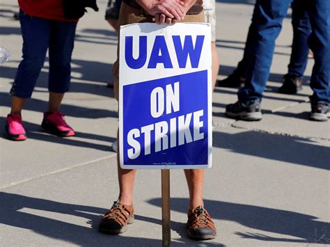 Gm Reaches Tentative Deal With Uaw That Could End First National Strike