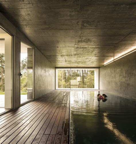 It is about 42 km (26 miles) northwest of kuantan. Casa Hill Cork / Contaminar Arquitectos | ArchDaily Brasil