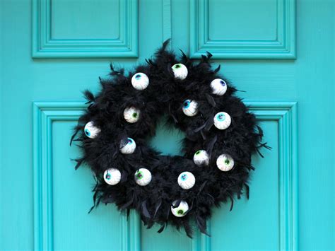 How To Make A Wreath With Scary Googly Eyes How Tos Diy