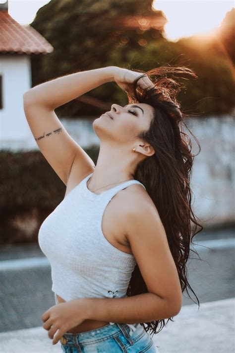 40 hot girls in yoga pants brightening our day. Can you show me some hot photos? - Quora