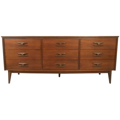 Mid-Century Modern Bassett "Sculptique" Nine-Drawer Dresser at 1stDibs