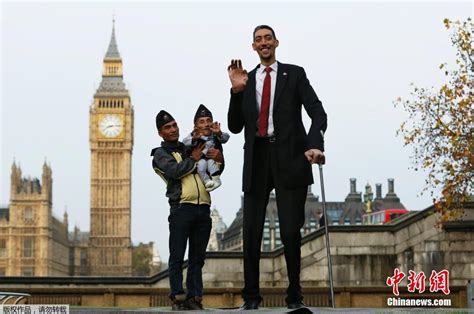 세계서 가장 키작은 남자와 키큰 남자 런던에서 회동2 인민넷 조문판 人民网