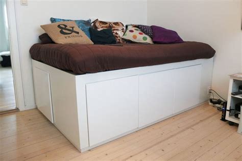 Bett podest ein fa 1 4 rs kinderzimmer mit eingelassenem hier zwar in einem schlafzimmer aber fur. Hochbett selber bauen mit Ikea Möbeln - Betten mit Stauraum