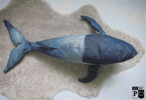 Ob kuschelkissen, schnuffeltuch oder plüschtier, kinder. Denim-Wal, Kuscheltier aus alten Jeans - byPriska