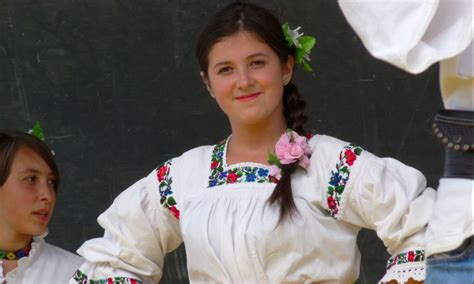 Le Costume Populaire Roumain Costume Typique De Roumanie