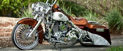 Photo of 2001 harley davidson flhr road king motorbike with teal and white retro look custom paint job. Custom | Cutting Edge Illusions