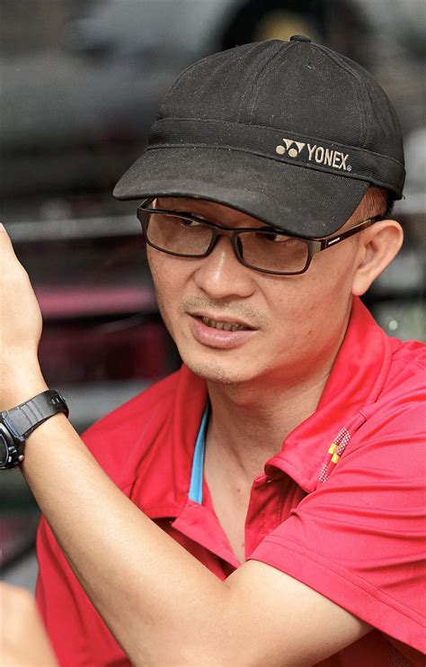 Salah satu contoh informasi seperti ini misalnya informasi mengenai kebijakan moneter atau politik yang diambil pemerintah, yang kemudian mempengaruhi jalannya perusahaan. Eager to stay put | The Star