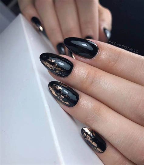 Decoración de uñas plateadas o metalizadas 80 fotos increibles. Uñas negras con dorado | Uñas negras con dorado, Uñas doradas, Uñas decoradas