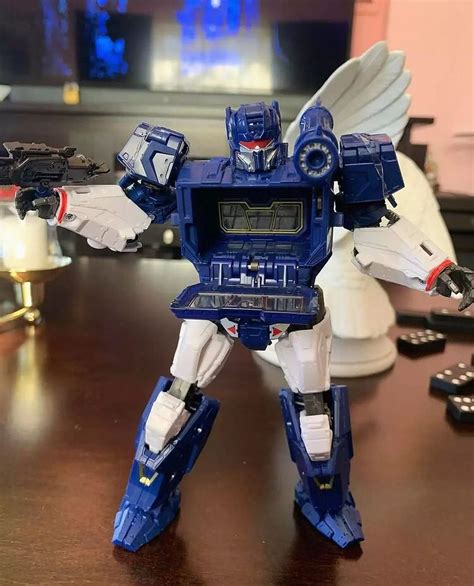 In Hand Images Of Transformers Studio Series Bumblebee Movie Soundwave