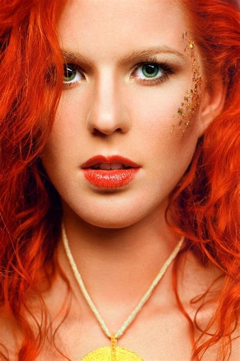 Sexy Redhead Meisje Met Een Ongebruikelijke Make Up En Nec Stock Foto Image Of Lippen Dame