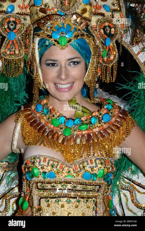 Xmatkuil Yucatan Mexico November 10 Beautiful Brunette Girl Models An Exotic Mayan Dress