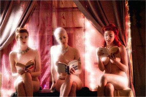 Colori musica e parole E il Naked girls reading approdò finalmente anche in Italia