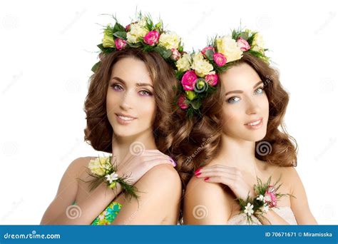 Brac Modelo Hermoso De La Guirnalda De Dos De La Primavera De Las Mujeres Flores De La Chica