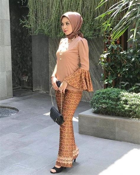 Model baju batik kombinasi menggunakan kain polos, sifon, bolero, embos, dan brokat. Model Baju Gamis Batik Kombinasi Kain Polos Simple Lengan Lonceng Cream Coklat | Gaya hijab ...