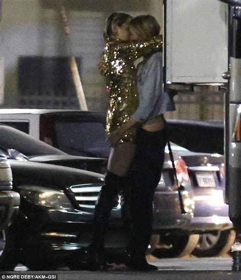 Lesbians Miley Cyrus Spotted Kissing New Girlfriend Photos Gistmania