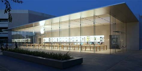 The freshly remodeled store provides a unique glimpse into a new retail upgrade format for apple. Bohlin Cywinski Jackson's Latest Apple Store Opens | ArchDaily